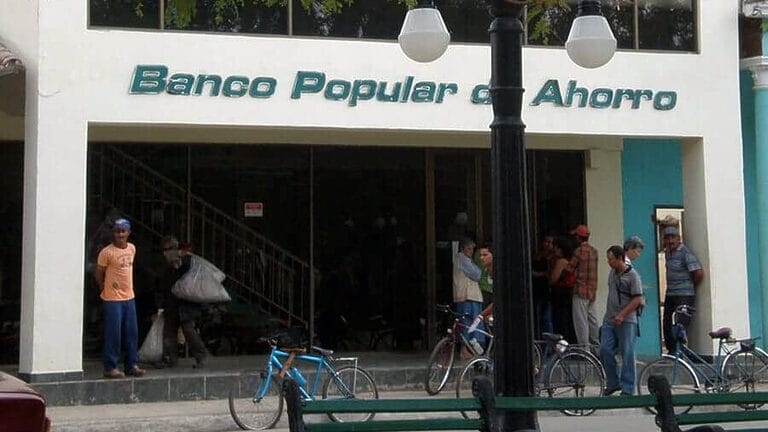 ¿Vender divisa a los bancos cubanos? Estos son sus márgenes comerciales