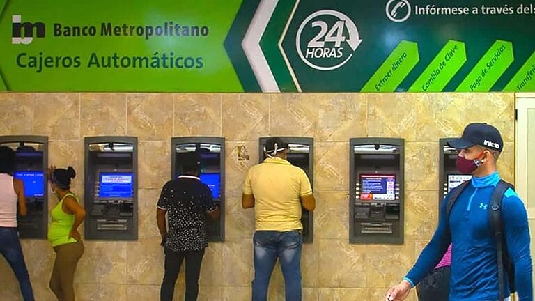 ¿Es posible cambiar divisas a través de plataformas electrónicas o cajeros automáticos en Cuba?