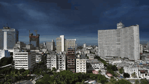 La Habana cubierta con nubes de humo negro luego de la expansión del incendio en Matanzas