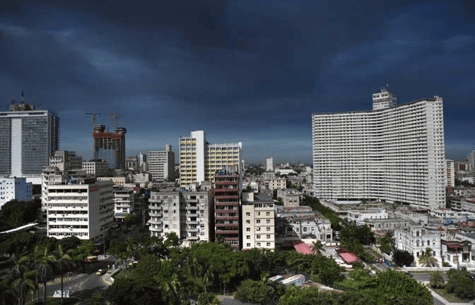 La Habana cubierta con nubes de humo negro luego de la expansión del incendio en Matanzas