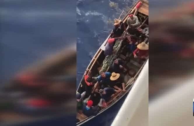 Balseros cubanos son rescatados por un crucero Carnival en altamar