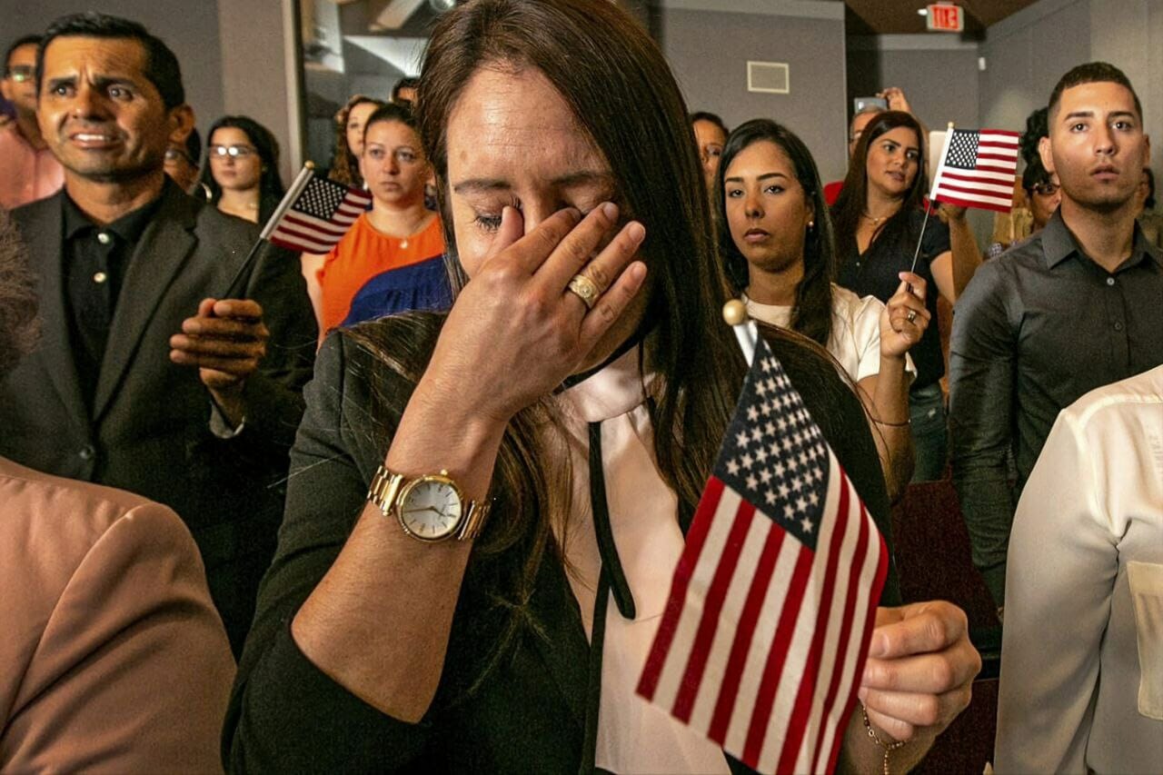 Estas son algunas personas en la ceremonia de naturalización en el gigante americano. Foto: Directorio cubano. 