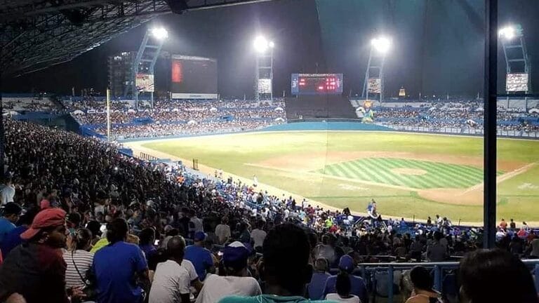 Palcos "especiales" en final de la pelota cubana: venderán pollo y bebidas por 600 pesos