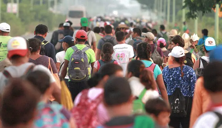 Caravana de migrantes contin a su recorrido hacia la frontera sur