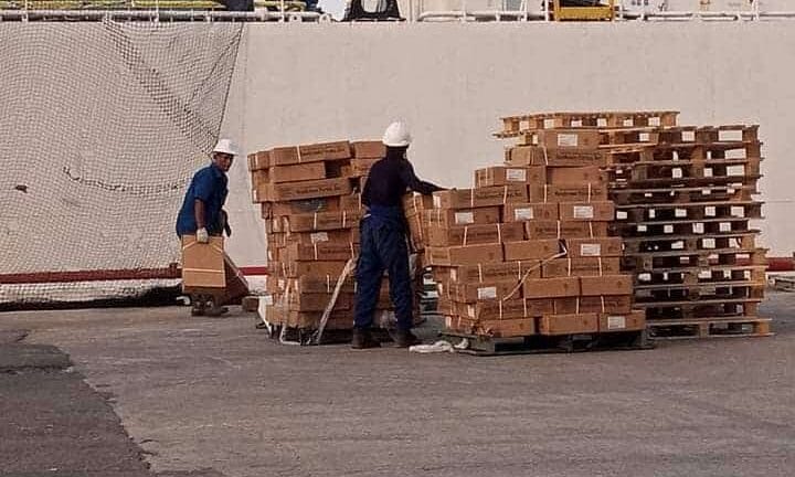 El Ministerio del Comercio Interior de Cuba (MINCIN) informó que desde ayer comenzaron las operaciones de descarga de un buque con pollo para la distribución de la canasta familiar normada.