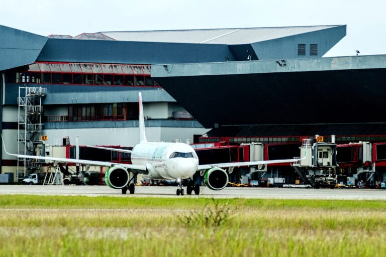 Ministro de Transporte de Cuba actualiza sobre vuelos, rutas de ómnibus y trenes.