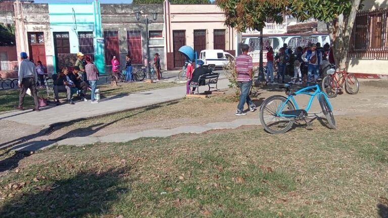 Cajero en Sagua la Grande. Desde la madrugada. Y te pasas el día y no coges tu dinerito